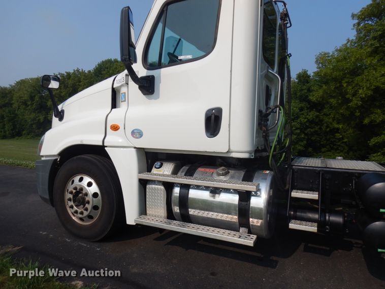 image for item IL9876 2015 Freightliner Cascadia 125  semi truck