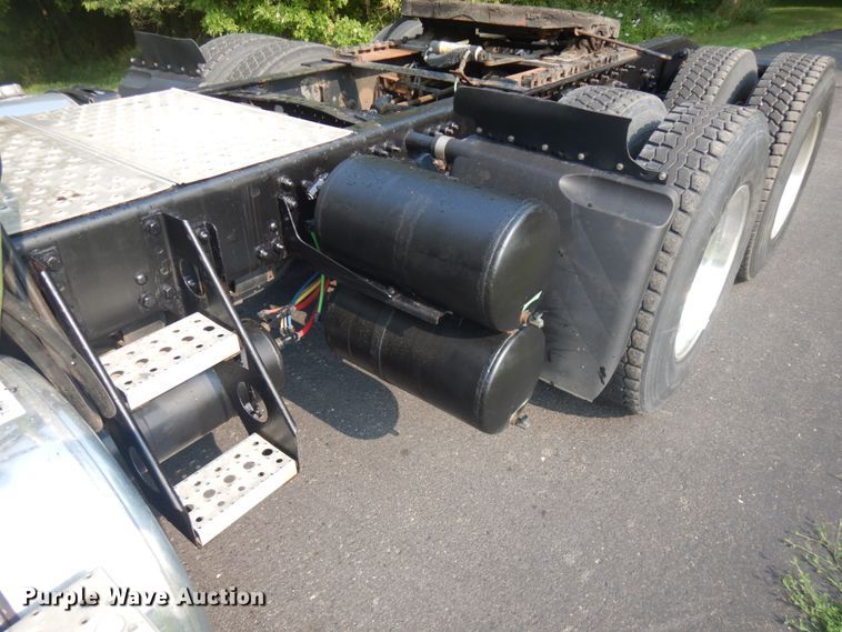 image for item IL9876 2015 Freightliner Cascadia 125  semi truck