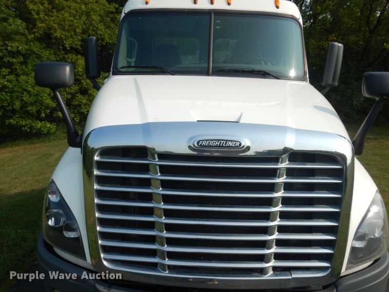 image for item IL9876 2015 Freightliner Cascadia 125  semi truck