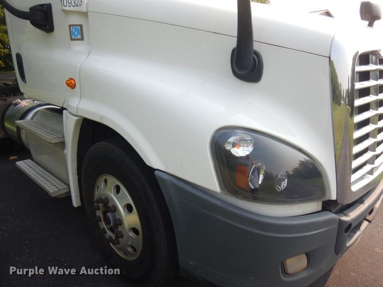 image for item IL9876 2015 Freightliner Cascadia 125  semi truck