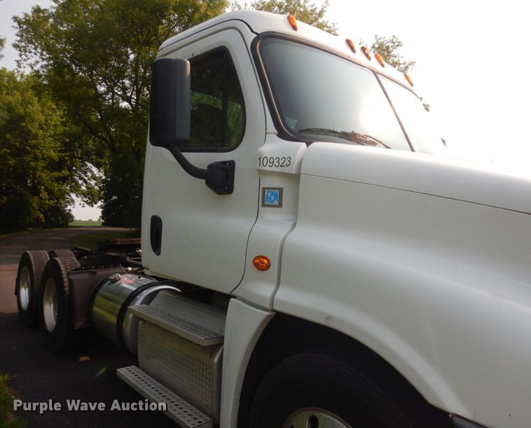 image for item IL9876 2015 Freightliner Cascadia 125  semi truck