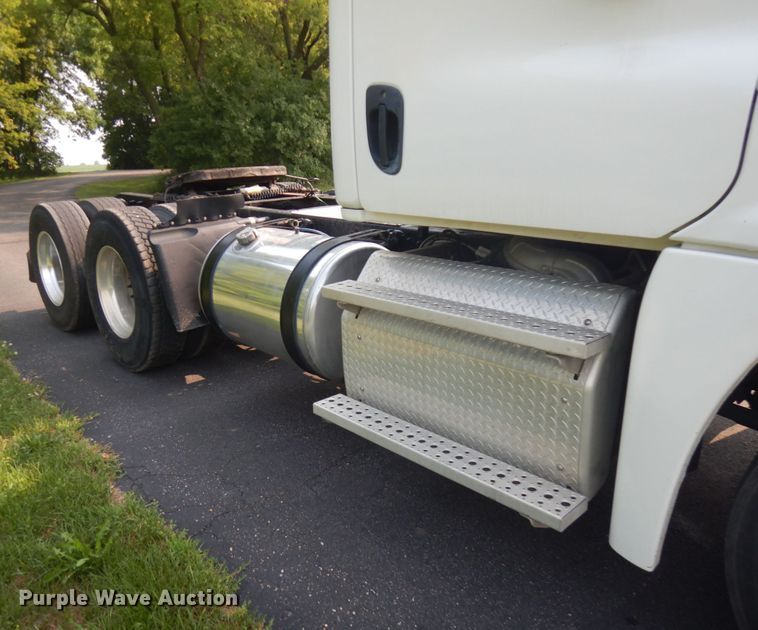 image for item IL9876 2015 Freightliner Cascadia 125  semi truck