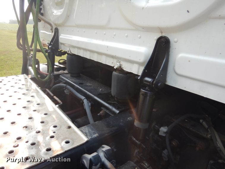 image for item IL9876 2015 Freightliner Cascadia 125  semi truck