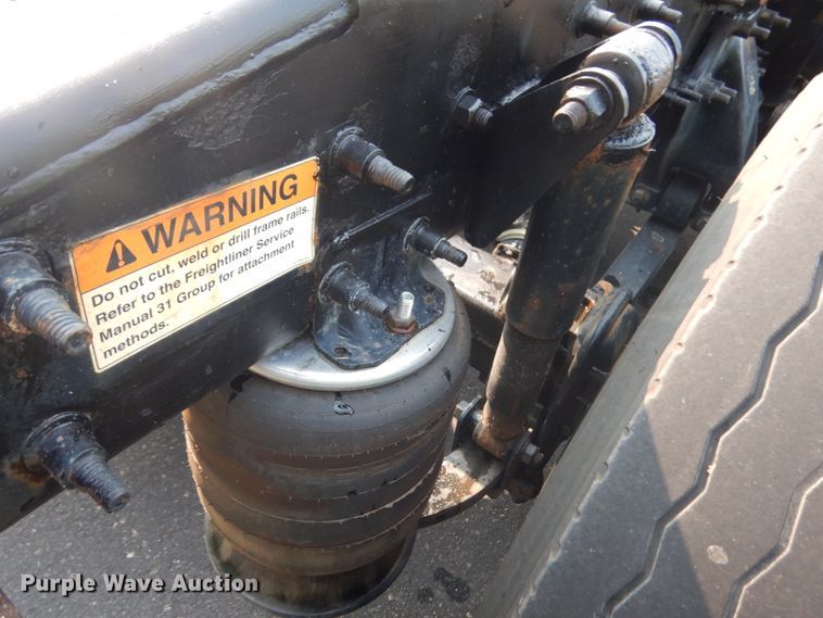 image for item IL9876 2015 Freightliner Cascadia 125  semi truck