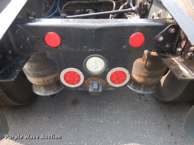 image for item IL9876 2015 Freightliner Cascadia 125  semi truck