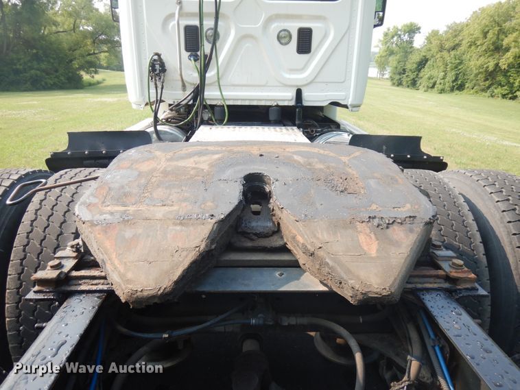 image for item IL9876 2015 Freightliner Cascadia 125  semi truck