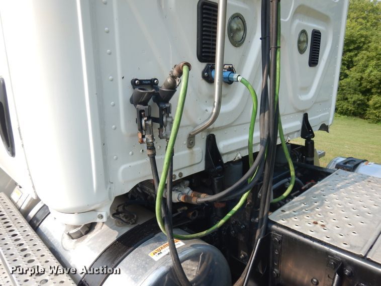 image for item IL9876 2015 Freightliner Cascadia 125  semi truck