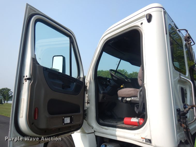 image for item IL9876 2015 Freightliner Cascadia 125  semi truck