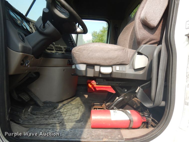 image for item IL9876 2015 Freightliner Cascadia 125  semi truck