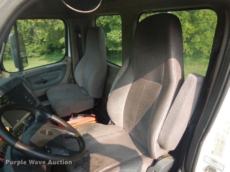 image for item IL9876 2015 Freightliner Cascadia 125  semi truck