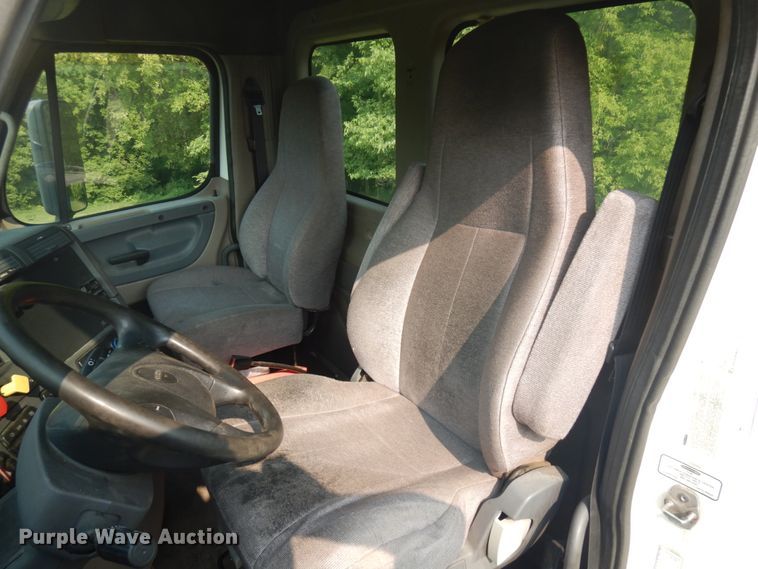 image for item IL9876 2015 Freightliner Cascadia 125  semi truck