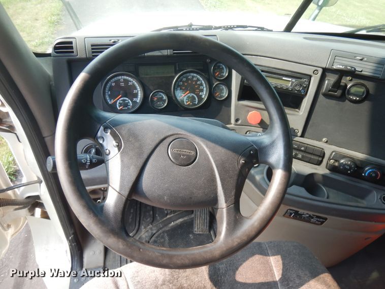 image for item IL9876 2015 Freightliner Cascadia 125  semi truck