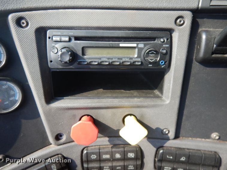 image for item IL9876 2015 Freightliner Cascadia 125  semi truck