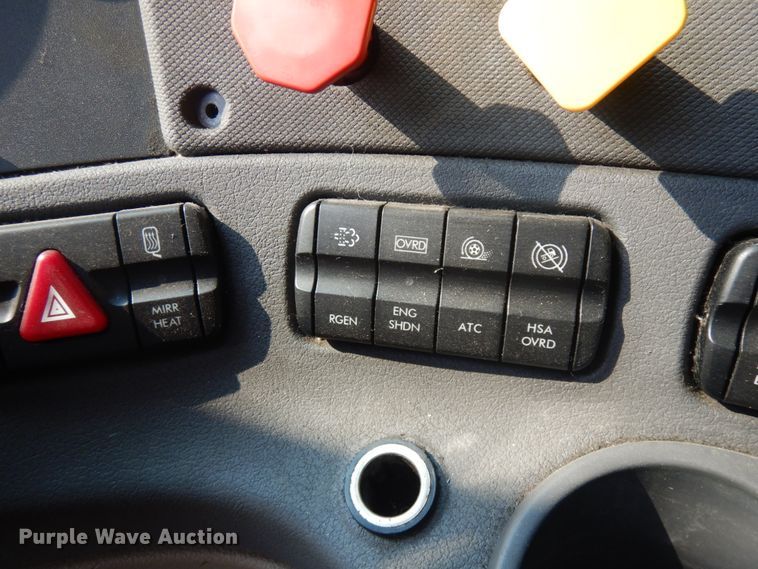 image for item IL9876 2015 Freightliner Cascadia 125  semi truck