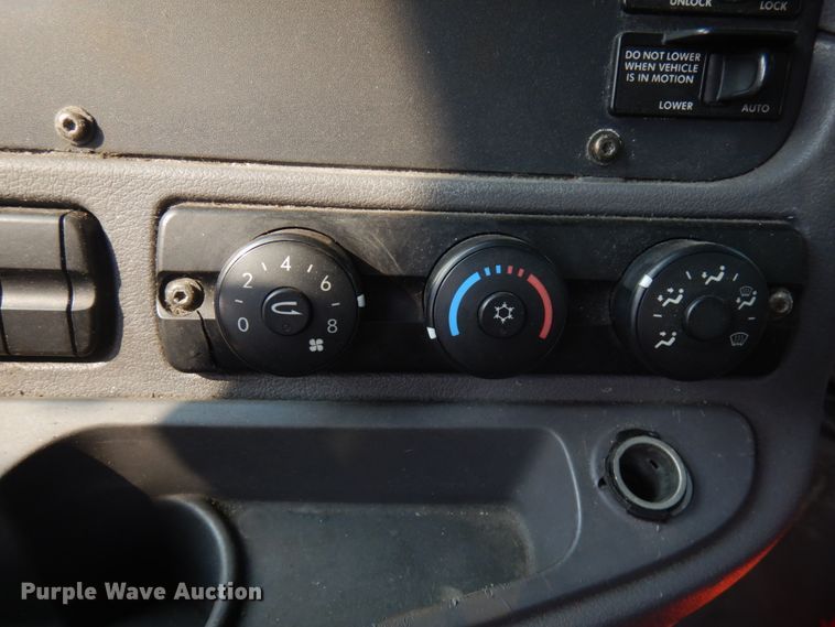 image for item IL9876 2015 Freightliner Cascadia 125  semi truck