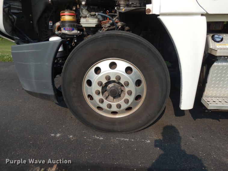 image for item IL9876 2015 Freightliner Cascadia 125  semi truck