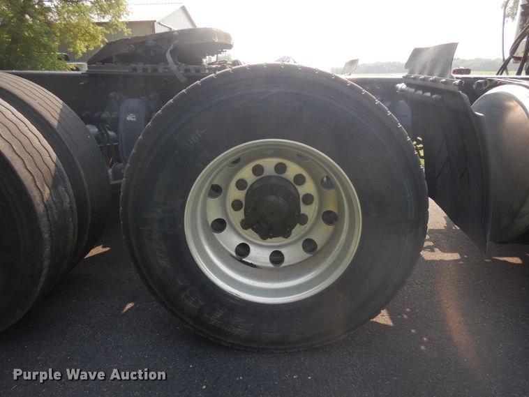 image for item IL9876 2015 Freightliner Cascadia 125  semi truck