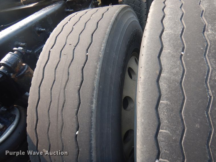 image for item IL9876 2015 Freightliner Cascadia 125  semi truck