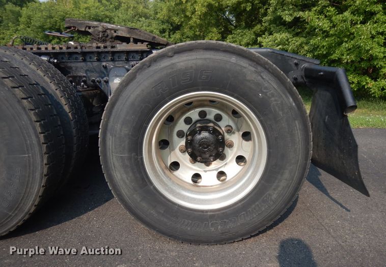 image for item IL9876 2015 Freightliner Cascadia 125  semi truck