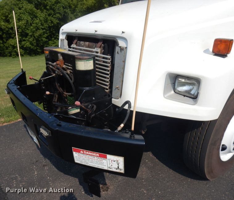 image for item IL9878 2004 Freightliner FL70  crane truck