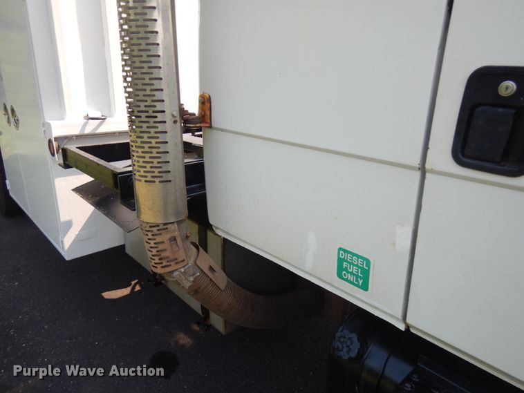 image for item IL9878 2004 Freightliner FL70  crane truck