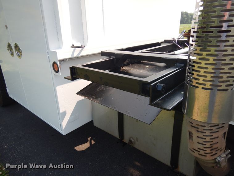 image for item IL9878 2004 Freightliner FL70  crane truck