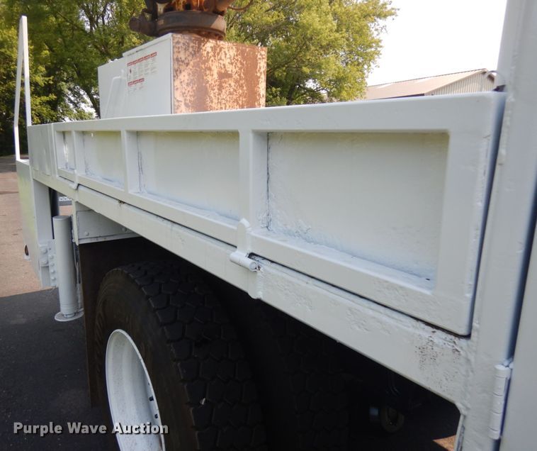 image for item IL9878 2004 Freightliner FL70  crane truck