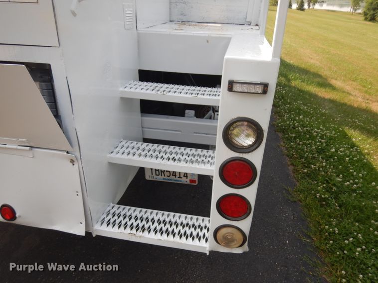 image for item IL9878 2004 Freightliner FL70  crane truck