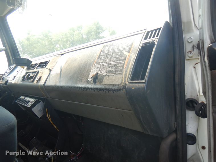 image for item IL9878 2004 Freightliner FL70  crane truck