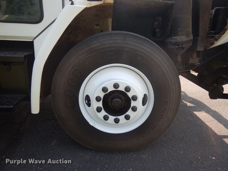 image for item IL9878 2004 Freightliner FL70  crane truck