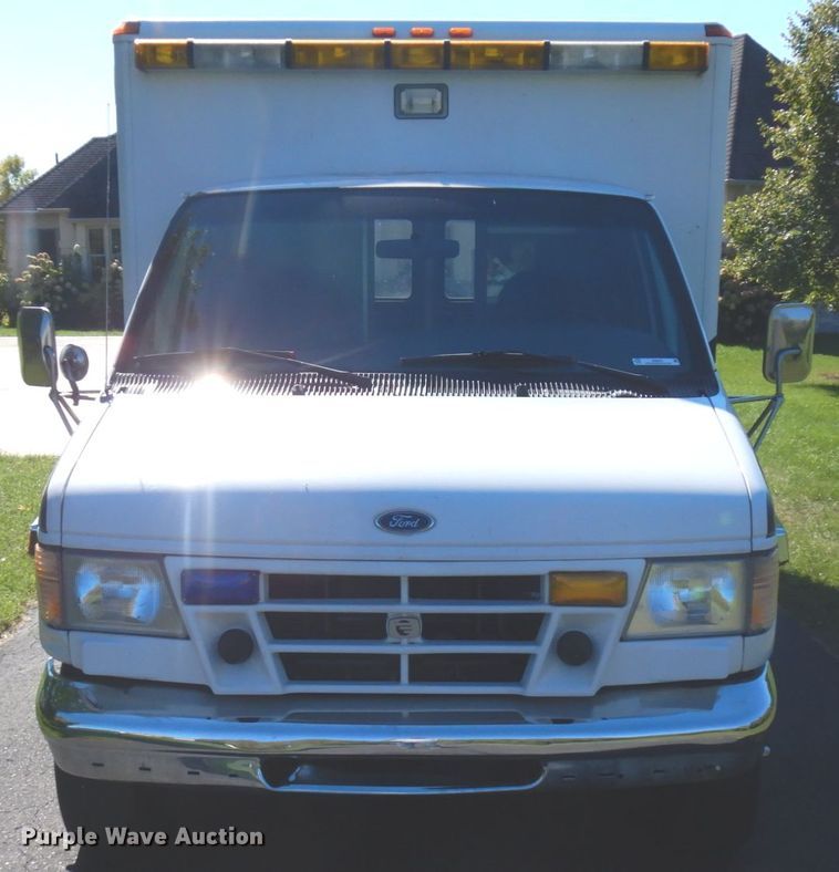 image for item JQ9241 2000 Ford E450 Super Duty  ambulance