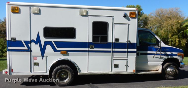 image for item JQ9241 2000 Ford E450 Super Duty  ambulance