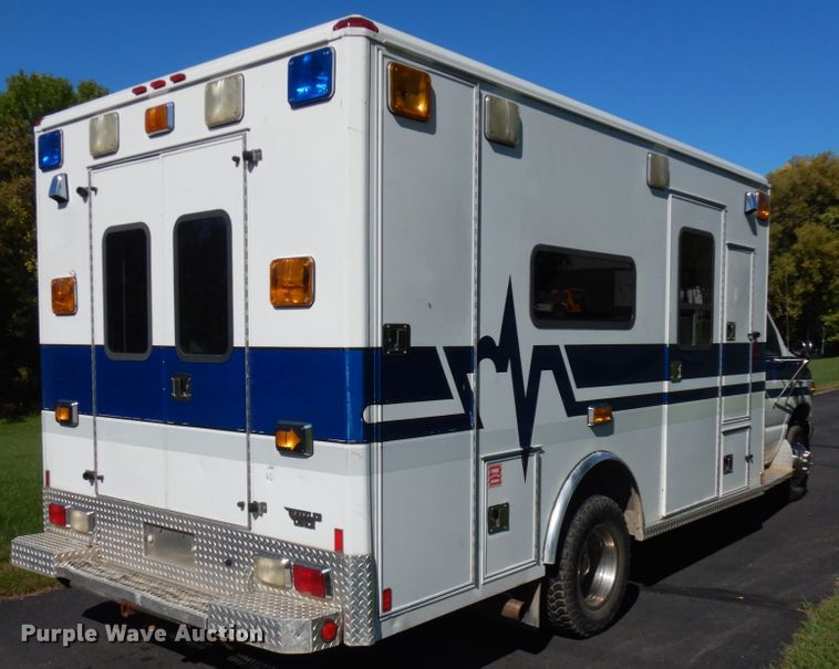 image for item JQ9241 2000 Ford E450 Super Duty  ambulance