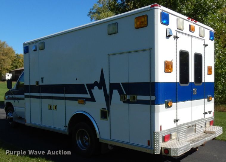 image for item JQ9241 2000 Ford E450 Super Duty  ambulance