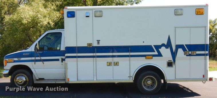 image for item JQ9241 2000 Ford E450 Super Duty  ambulance