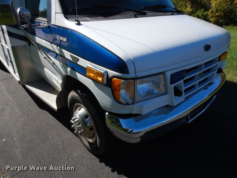 image for item JQ9241 2000 Ford E450 Super Duty  ambulance