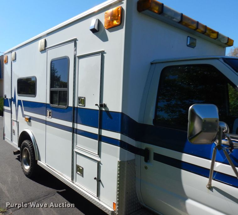 image for item JQ9241 2000 Ford E450 Super Duty  ambulance