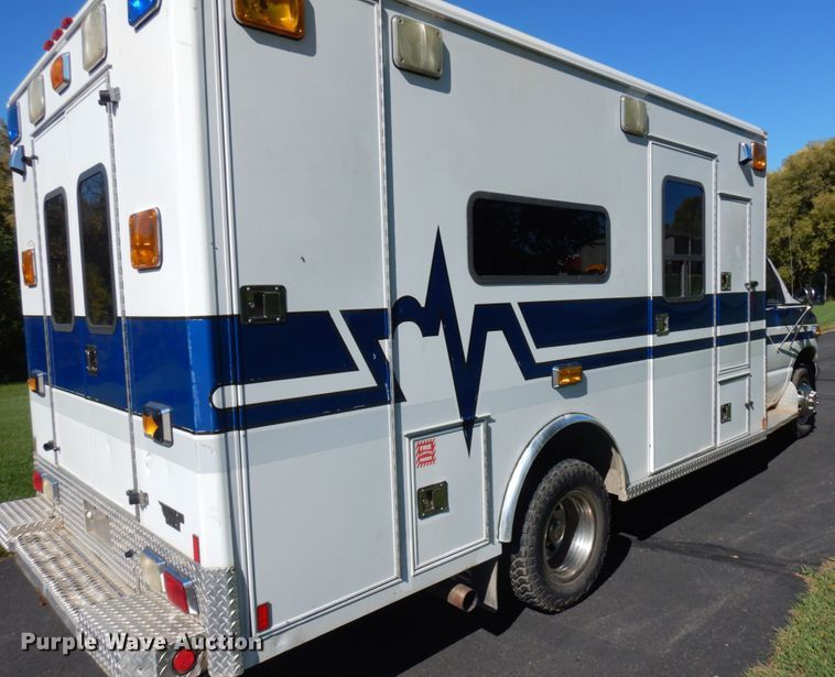 image for item JQ9241 2000 Ford E450 Super Duty  ambulance