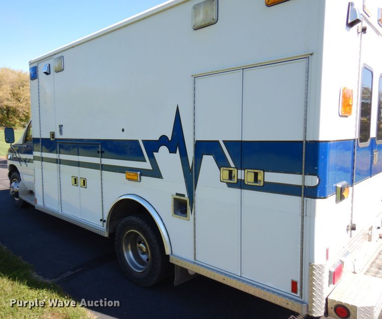 image for item JQ9241 2000 Ford E450 Super Duty  ambulance