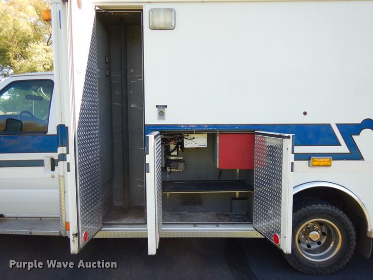 image for item JQ9241 2000 Ford E450 Super Duty  ambulance