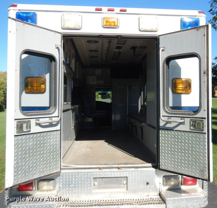 image for item JQ9241 2000 Ford E450 Super Duty  ambulance