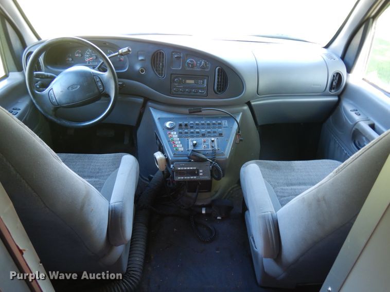 image for item JQ9241 2000 Ford E450 Super Duty  ambulance