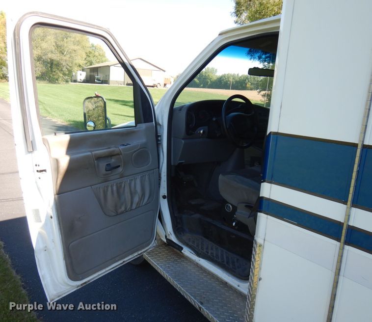 image for item JQ9241 2000 Ford E450 Super Duty  ambulance