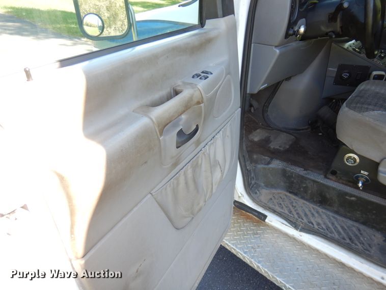 image for item JQ9241 2000 Ford E450 Super Duty  ambulance