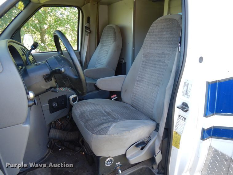 image for item JQ9241 2000 Ford E450 Super Duty  ambulance