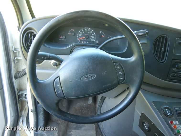 image for item JQ9241 2000 Ford E450 Super Duty  ambulance