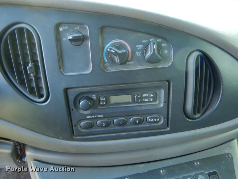 image for item JQ9241 2000 Ford E450 Super Duty  ambulance