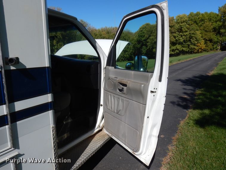 image for item JQ9241 2000 Ford E450 Super Duty  ambulance