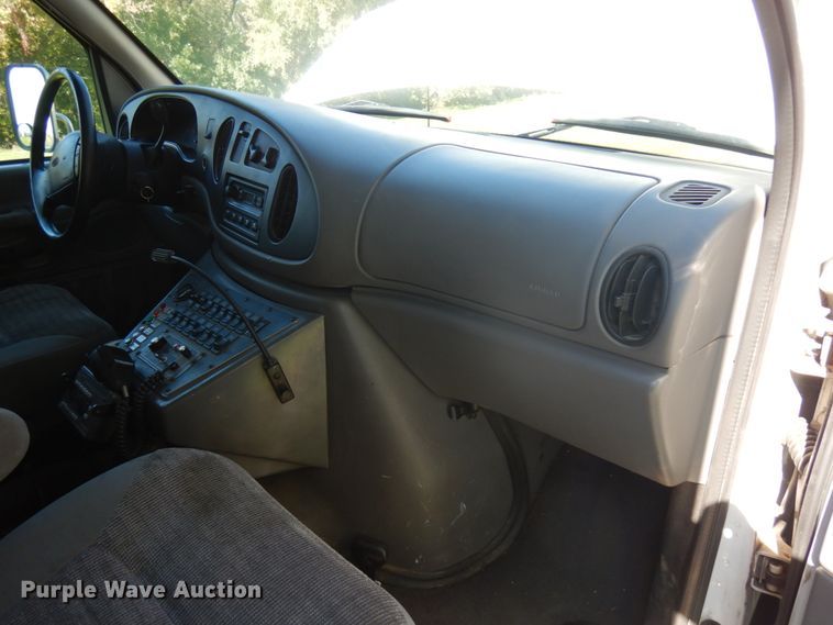 image for item JQ9241 2000 Ford E450 Super Duty  ambulance