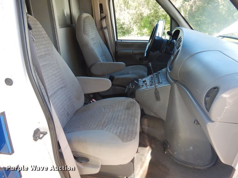 image for item JQ9241 2000 Ford E450 Super Duty  ambulance